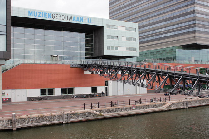 Het IJ met het Muziekgebouw en veerboten in Amsterdam