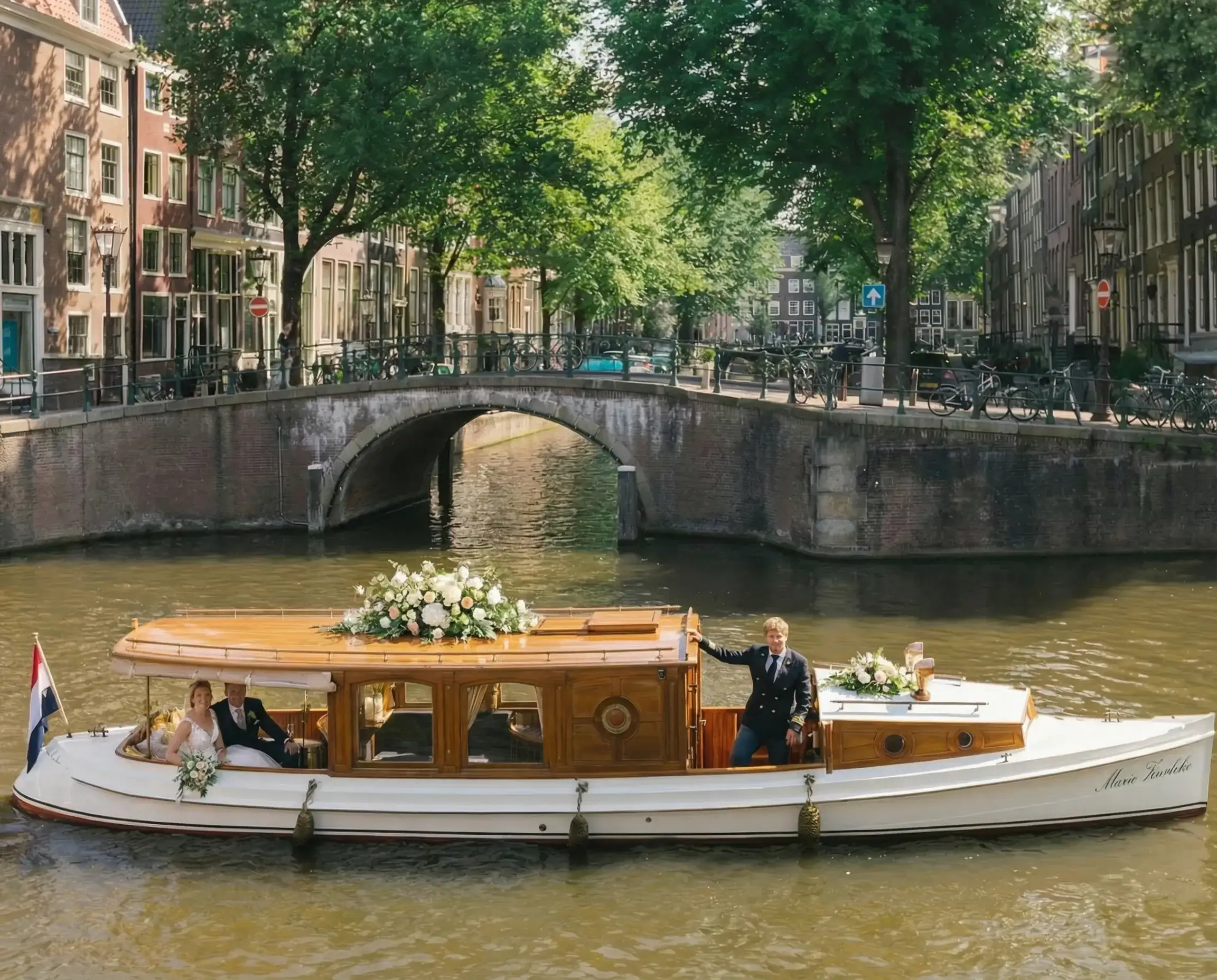Met bloemen versierde boot voor een bruiloft op het water in Amsterdam